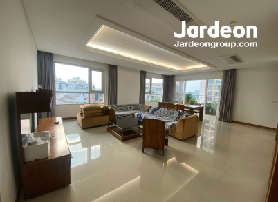 Xi Riverview Palace 3 bedroom apartment, size 201m²